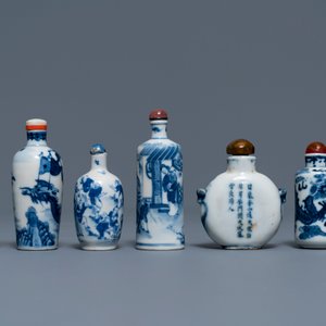 Zes Chinese blauw-witte porseleinen snuifflessen, 19/20e eeuw — foto 2