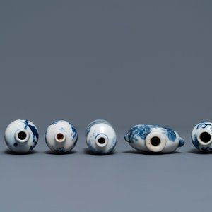 Zes Chinese blauw-witte porseleinen snuifflessen, 19/20e eeuw — foto 3