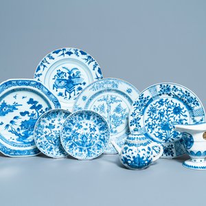 Zes Chinese blauw-witte schotels, een theepot en een helmkan, Kangxi en later — foto 1