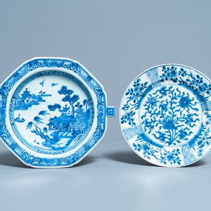 Zes Chinese blauw-witte schotels, een theepot en een helmkan, Kangxi en later — foto 2