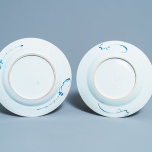 Zes Chinese blauw-witte schotels, een theepot en een helmkan, Kangxi en later — foto 5