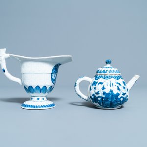 Zes Chinese blauw-witte schotels, een theepot en een helmkan, Kangxi en later — foto 10