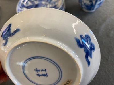 Zes Chinese blauw-witte schotels en vijf koppen, Qi Yu Tang Zhi 奇玉堂製 merk, Kangxi — foto 4