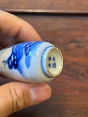 Zes Chinese blauw-witte snuifflessen, 19de eeuw — foto 13
