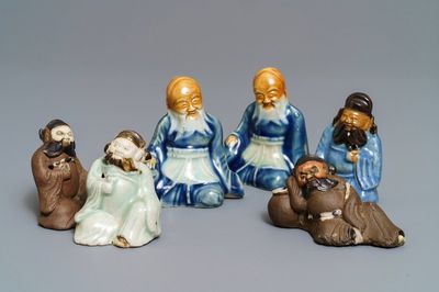 Zes Chinese blauwwitte en celadon biscuit figuren, Qianlong
