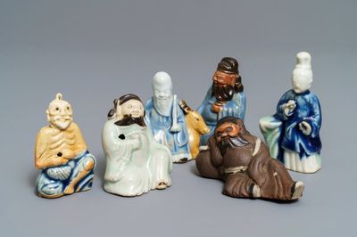 Zes Chinese blauwwitte en celadon biscuit figuren, Qianlong