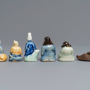 Zes Chinese blauwwitte en celadon biscuit figuren, Qianlong — foto 3