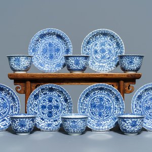 Zes Chinese blauwwitte koppen en schotels met floraal decor, Kangxi — foto 1