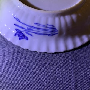Zes Chinese blauwwitte koppen en schotels met floraal decor, Kangxi — foto 11