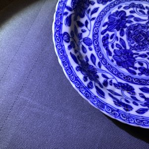 Zes Chinese blauwwitte koppen en schotels met floraal decor, Kangxi — foto 16