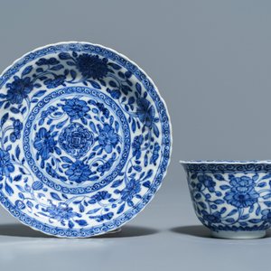 Zes Chinese blauwwitte koppen en schotels met floraal decor, Kangxi — foto 2