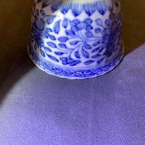 Zes Chinese blauwwitte koppen en schotels met floraal decor, Kangxi — foto 18