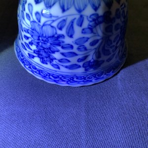 Zes Chinese blauwwitte koppen en schotels met floraal decor, Kangxi — foto 21