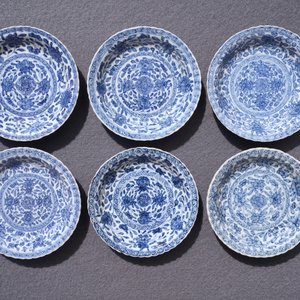 Zes Chinese blauwwitte koppen en schotels met floraal decor, Kangxi — foto 8