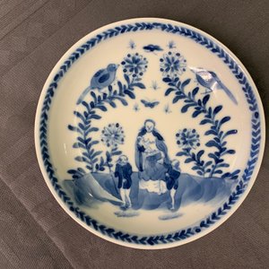 Zes Chinese blauwwitte koppen en vijf schotels met moeder met kind, Kangxi — foto 7