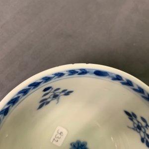 Zes Chinese blauwwitte koppen en vijf schotels met moeder met kind, Kangxi — foto 8
