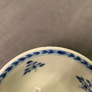 Zes Chinese blauwwitte koppen en vijf schotels met moeder met kind, Kangxi — foto 9