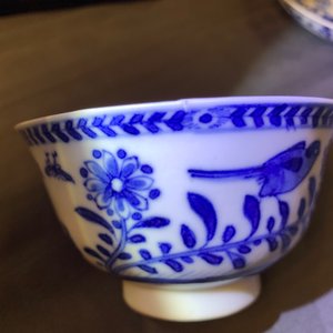 Zes Chinese blauwwitte koppen en vijf schotels met moeder met kind, Kangxi — foto 10