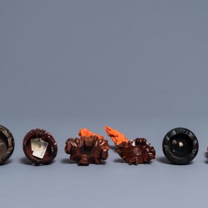 Zes Chinese bloedkoralen figuren op houten sokkels, 19/20e eeuw — foto 5