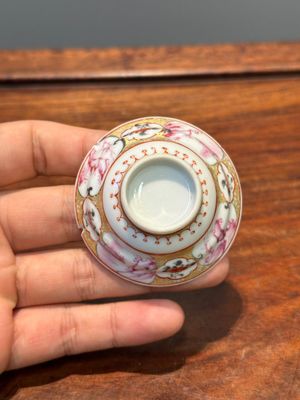 Zes Chinese Canton famille rose koppen en schotels en vier deksels met mandarijns decor, Qianlong — foto 14