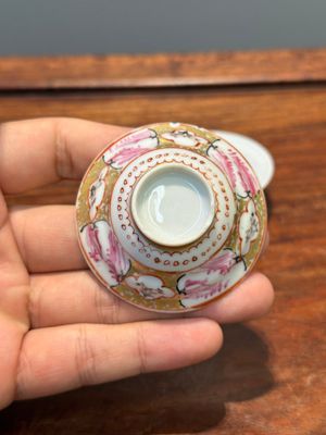 Zes Chinese Canton famille rose koppen en schotels en vier deksels met mandarijns decor, Qianlong — foto 16