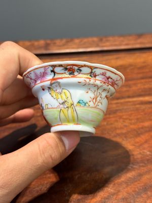 Zes Chinese Canton famille rose koppen en schotels en vier deksels met mandarijns decor, Qianlong — foto 23