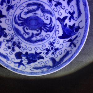 Zes Chinese celadon en blauwwitte koppen en schotels met krabben en vissen, Kangxi — foto 11