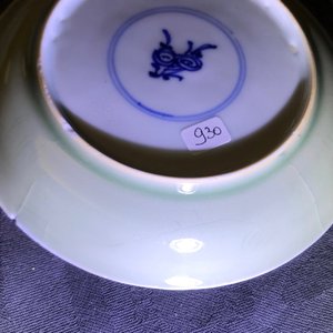 Zes Chinese celadon en blauwwitte koppen en schotels met krabben en vissen, Kangxi — foto 14