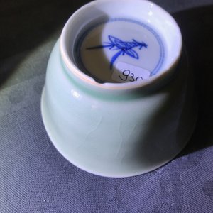 Zes Chinese celadon en blauwwitte koppen en schotels met krabben en vissen, Kangxi — foto 23