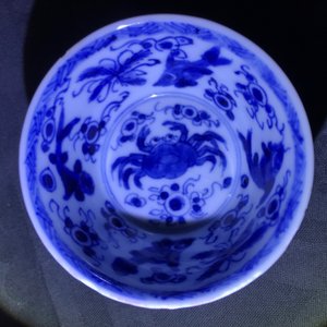 Zes Chinese celadon en blauwwitte koppen en schotels met krabben en vissen, Kangxi — foto 24