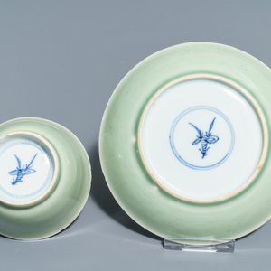Zes Chinese celadon en blauwwitte koppen en schotels met krabben en vissen, Kangxi — foto 3