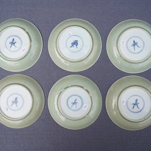 Zes Chinese celadon en blauwwitte koppen en schotels met krabben en vissen, Kangxi — foto 31