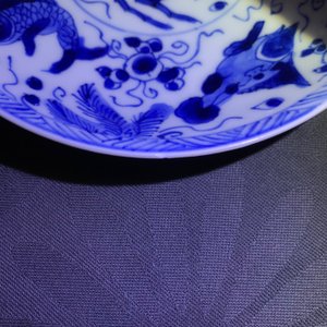 Zes Chinese celadon en blauwwitte koppen en schotels met krabben en vissen, Kangxi — foto 9