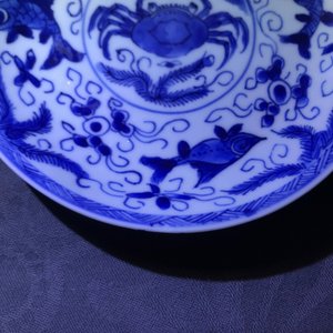 Zes Chinese celadon en blauwwitte koppen en schotels met krabben en vissen, Kangxi — foto 10