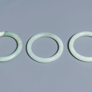 Zes Chinese celadon- en spinaziegroene jade armbanden, 19/20e eeuw — foto 5