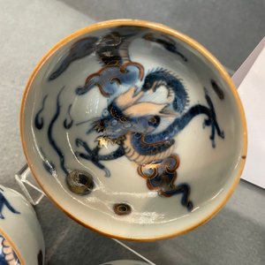 Zes Chinese doucai koppen en schotels met draken, Kangxi — foto 29