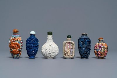 Zes Chinese famille rose, blanc de Chine en faux-lapis lazuli snuifflessen met reliëfdecor, 19/20e eeuw