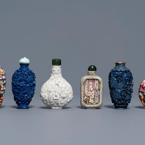 Zes Chinese famille rose, blanc de Chine en faux-lapis lazuli snuifflessen met reliëfdecor, 19/20e eeuw — foto 1