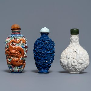 Zes Chinese famille rose, blanc de Chine en faux-lapis lazuli snuifflessen met reliëfdecor, 19/20e eeuw — foto 2