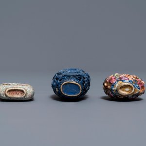 Zes Chinese famille rose, blanc de Chine en faux-lapis lazuli snuifflessen met reliëfdecor, 19/20e eeuw — foto 9
