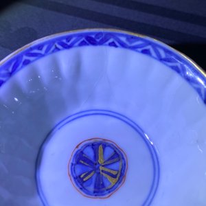 Zes Chinese famille rose en Imari-stijl koppen en schotels, Yongzheng/Qianlong — foto 10