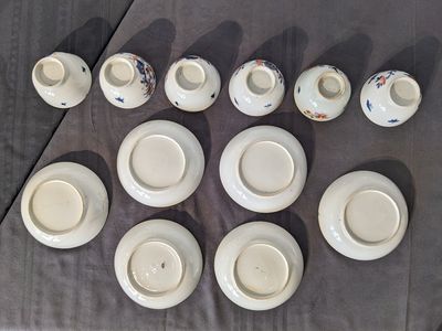 Zes Chinese famille rose koppen en schotels, een Imari-stijl theepot en een blauw-witte pul, Kangxi/Qianlong — foto 3