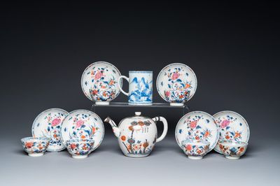 Zes Chinese famille rose koppen en schotels, een Imari-stijl theepot en een blauw-witte pul, Kangxi/Qianlong
