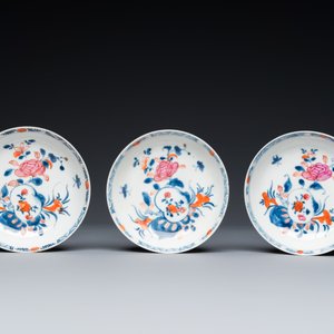 Zes Chinese famille rose koppen en schotels, een Imari-stijl theepot en een blauw-witte pul, Kangxi/Qianlong — foto 11