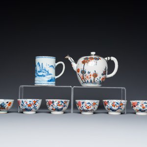 Zes Chinese famille rose koppen en schotels, een Imari-stijl theepot en een blauw-witte pul, Kangxi/Qianlong — foto 2