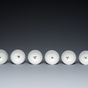 Zes Chinese famille rose koppen en schotels, een Imari-stijl theepot en een blauw-witte pul, Kangxi/Qianlong — foto 6