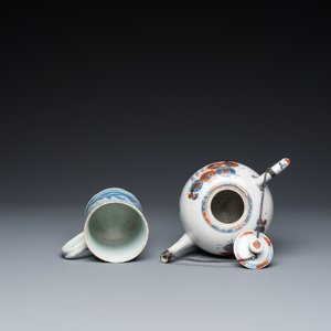 Zes Chinese famille rose koppen en schotels, een Imari-stijl theepot en een blauw-witte pul, Kangxi/Qianlong — foto 9
