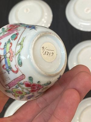 Zes Chinese famille rose koppen en schotels met kostbaarheden, Yongzheng — foto 8