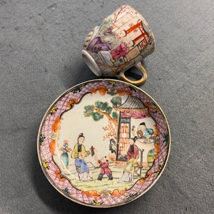 Zes Chinese famille rose koppen en schotels met mandarijns decor, Qianlong — foto 32