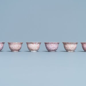 Zes Chinese famille rose lotus-gemouleerde koppen en schotels, Yongzheng — foto 5